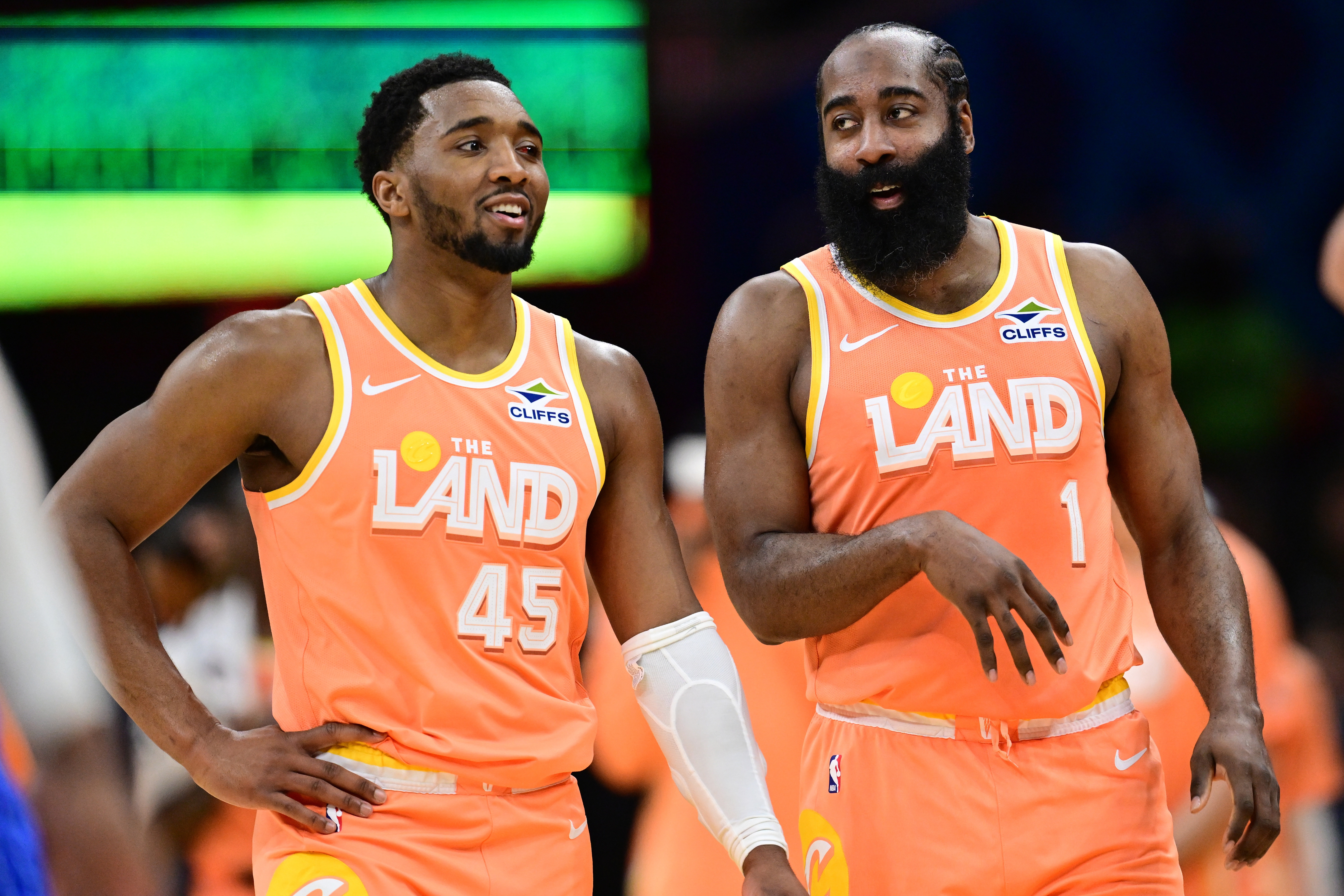 华体会登录入口-张佳玮：猛龙躲开了克星尼克斯 但哈登也是猛龙杀手且还有米切尔