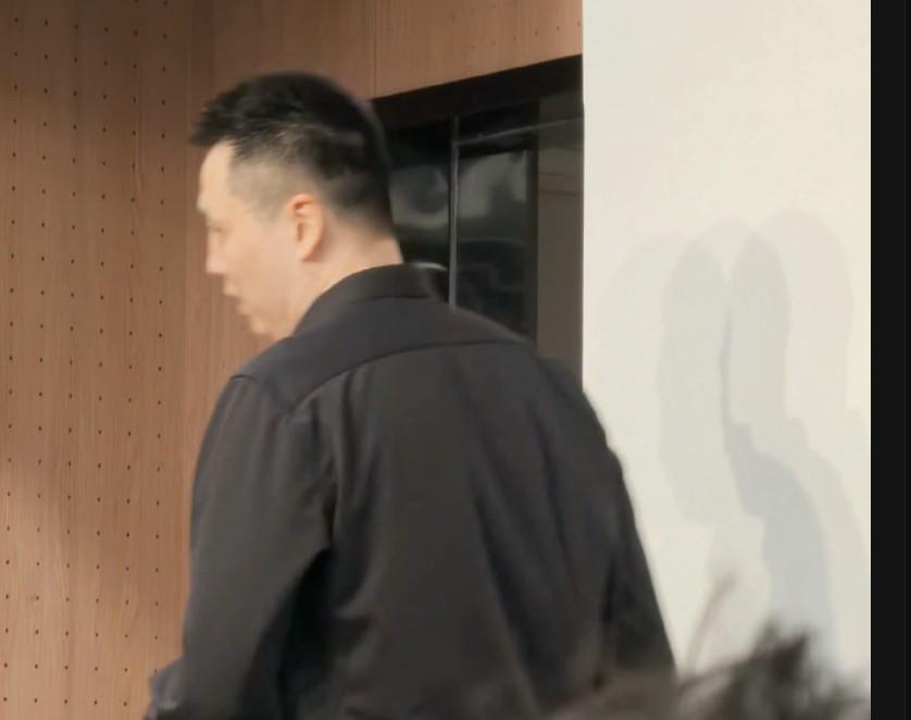 华体会app下载-G5赛后采访有媒体让卢伟点评裁判判罚，后者直接起身离场